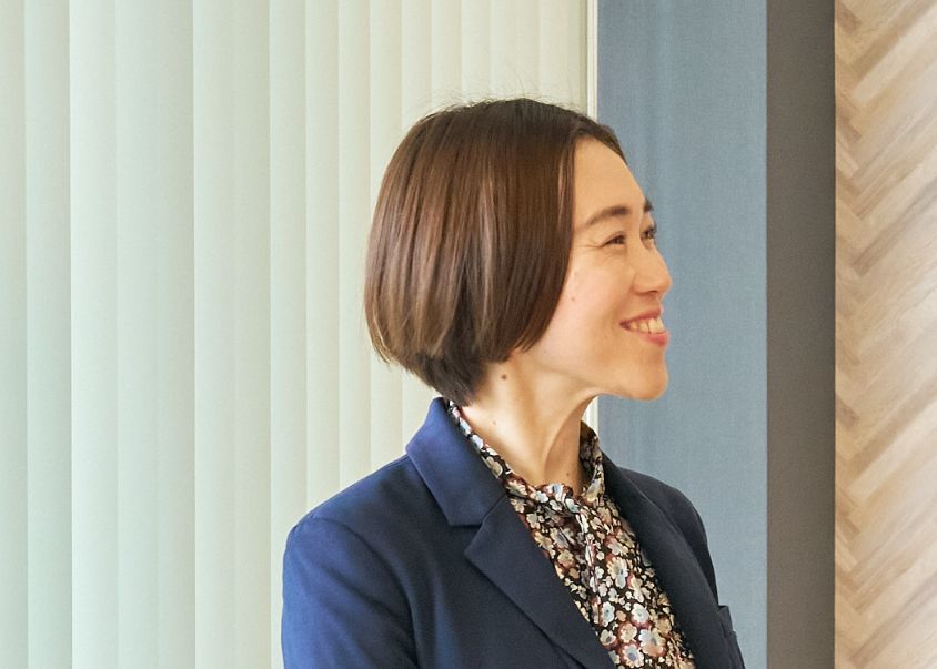 話を聞いている男性社員の画像